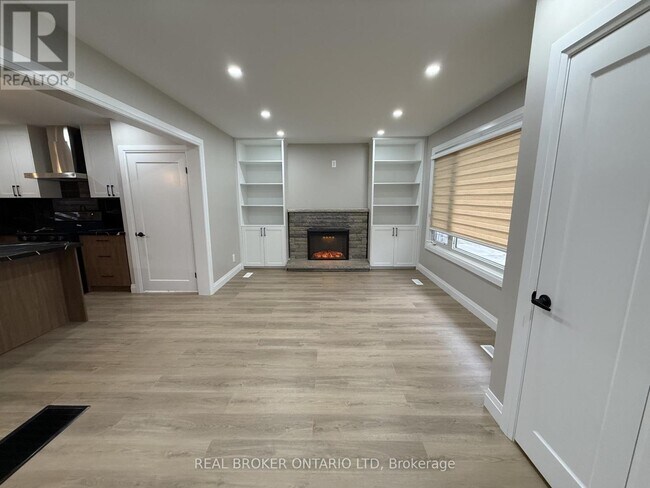 Photo - 294 Burlington Crescent