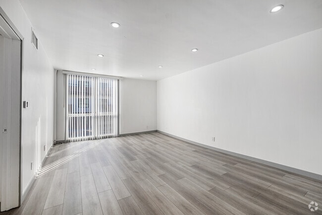 1BR, 1BA - 675SF -Living Room