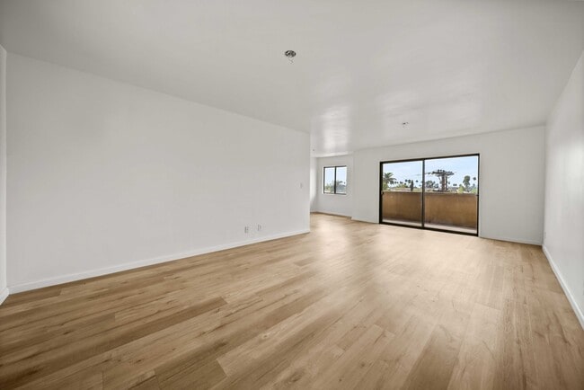 Building Photo - 600 West Stocker Street Unit 312