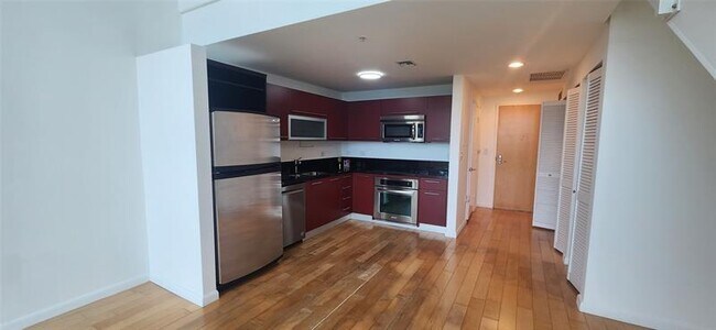 Photo - 253 NE 2nd St Unidad 631