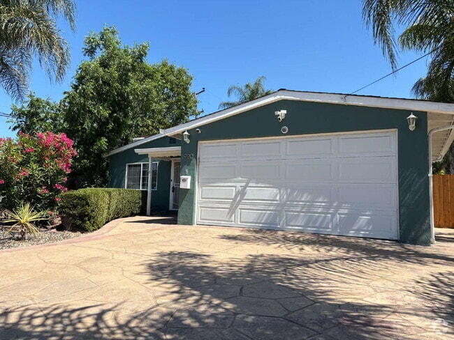 Building Photo - "Charming 3-Bed, 1.5-Bath Retreat on Johns... Rental