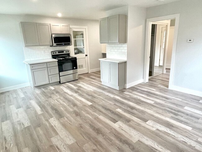 Photo - Powellhurst-Gilbert Remodeled Bungalow, Fenced Yard, Off-Street Parking, In-Unit Laundry