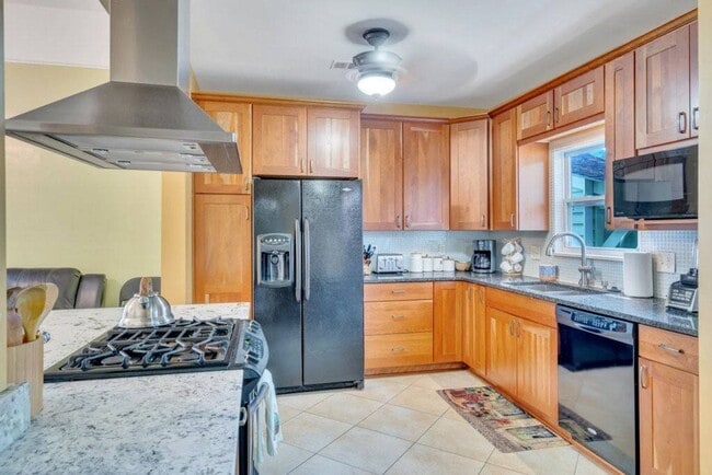 Photo - Gorgeous 3BD/2BA Home w/ Off Street Parking, Laundry Room, and Only 1 Block Off St Charles Ave. Unidad 3314 Carondelet  A