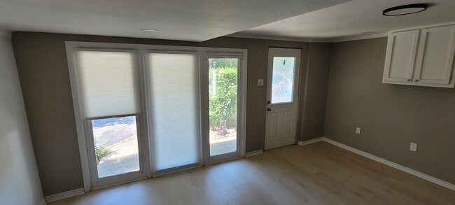 view of front door/front room (more pics to come) - 125 Woodland Dr Unidad B