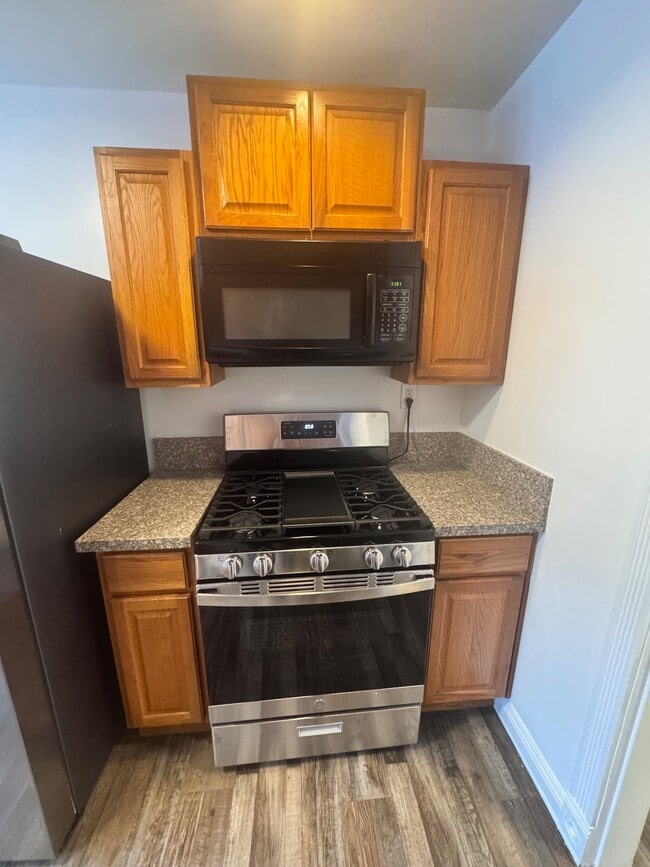 Kitchen - New range - 1261 1/2 S Plymouth Blvd Unit 1261.5