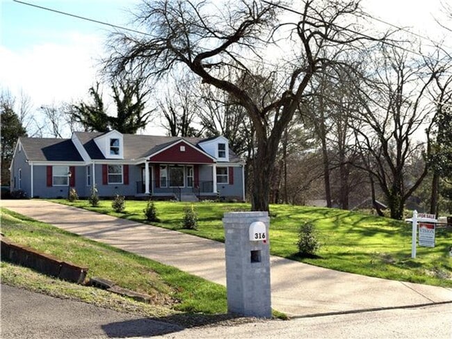 Building Photo - LIKE NEW! Extensive renovation in established Glencliff Estates