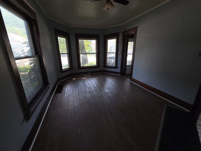 Photo - 744 E 6th St