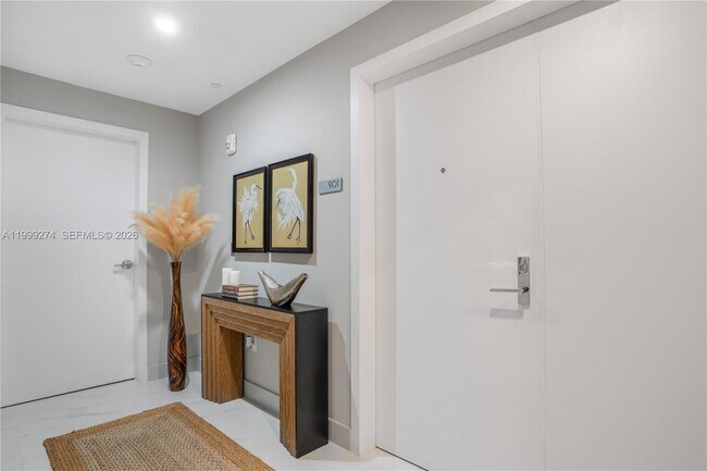 Photo - 700 NE 24th St Unidad 901