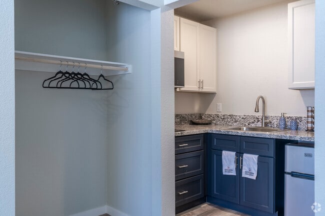 Studio, 1BA - 275SF