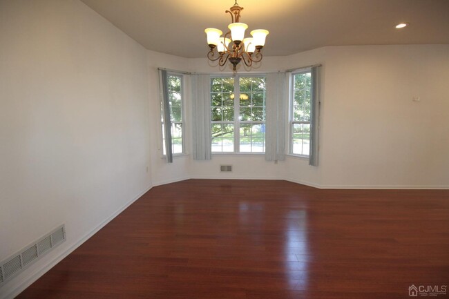 Photo - 27 Pin Oak Dr