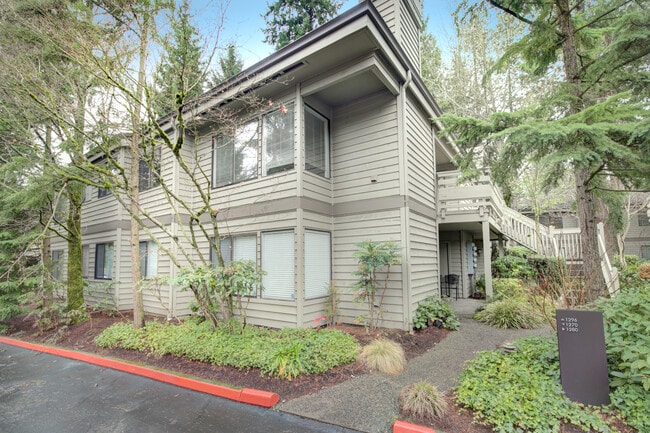 Building Photo - 1270 Bellevue Way NE Unit 8