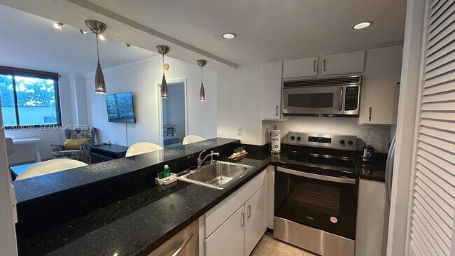 Photo - 540 Brickell Key Dr Unidad 512