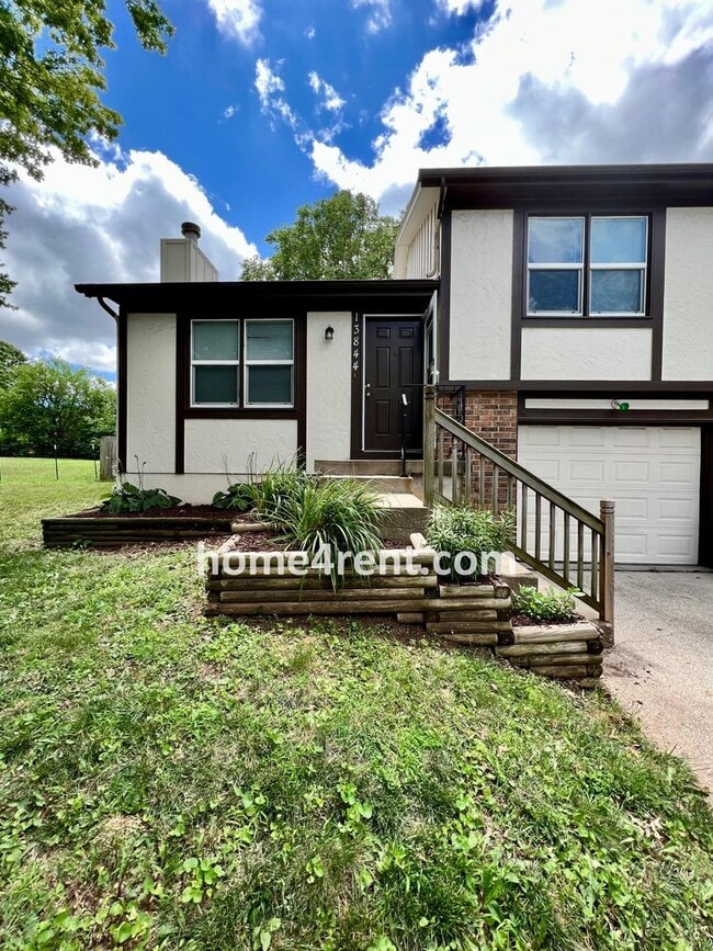 Building Photo - Cozy Duplex w/ Plenty of Space, LVP Floori... Rental