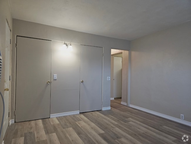 Building Photo - 808 W Cypress Ave Unit 7 Rental