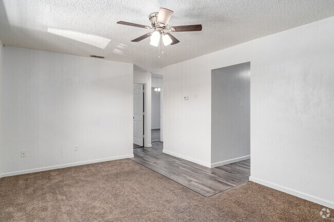 2BR , 1,5BA - 877 SF - Regents Park