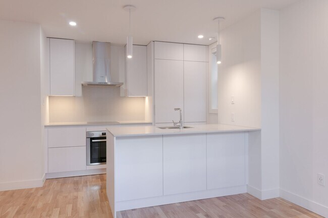 Building Photo - 5530 Chem. de la Côte St Luc Unit 19