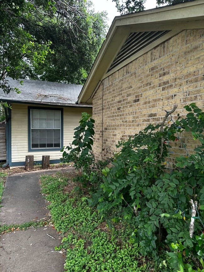 Building Photo - Bonifacio Properties (8000 Clydesdale Dr) Unit B Rental