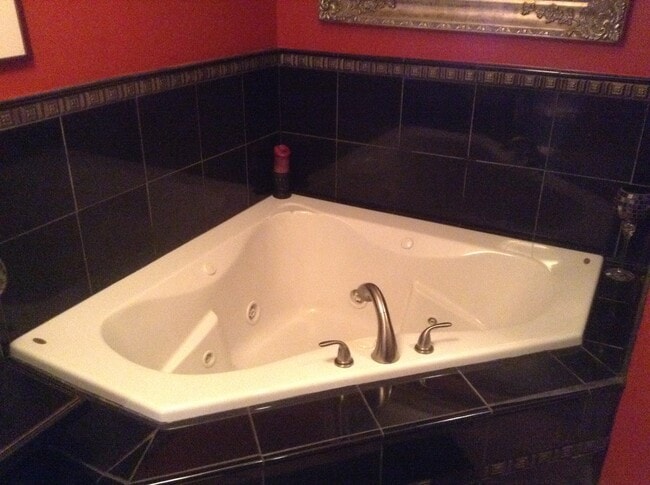 Jacuzzi tub in Master suite - 1518 Enyart Way Unit 301