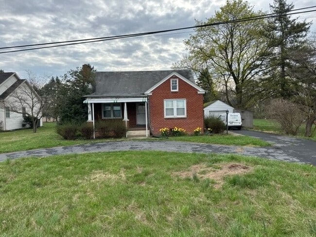 Building Photo - 704 Hogestown Rd