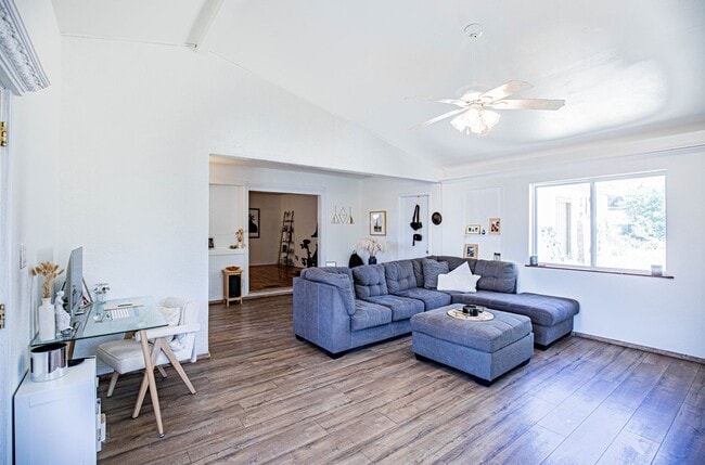 Photo - Spacious 3 Bedroom home with Solar Panels