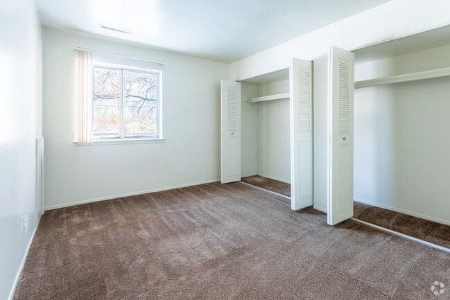 2 BR, 1 BA - 864 SF - Newport Park Apartments