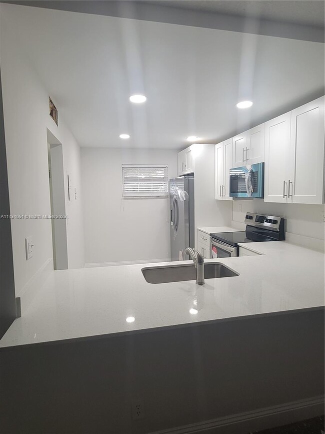 Building Photo - 1075 Riverside Dr Unit 301 Rental