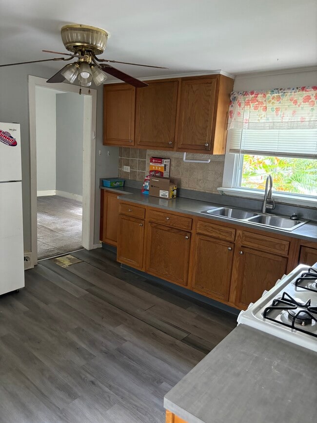 Photo - 147 W Parker St