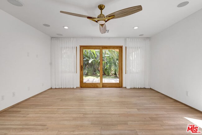 Photo - 1138 1\2 N Poinsettia Pl