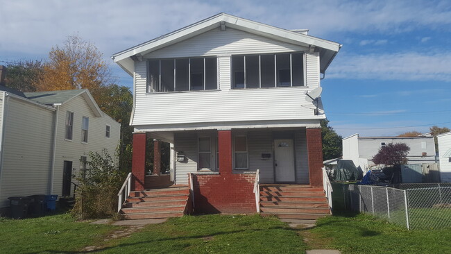 Building Photo - 1419 N Erie St Unit Upper