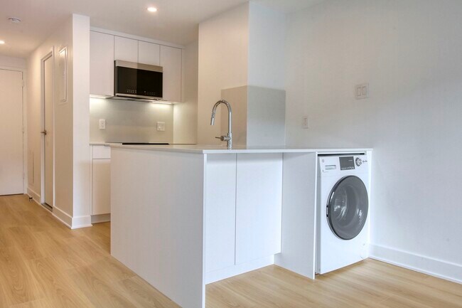 Building Photo - 3460 Rue Durocher Unit 607