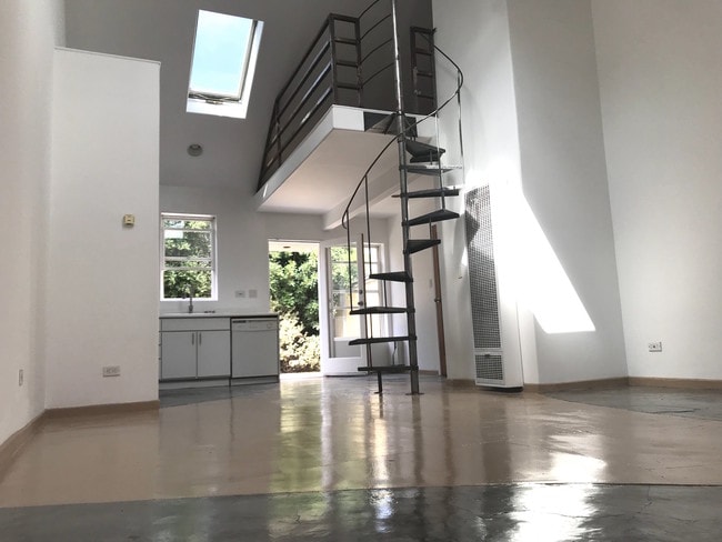 Building Photo - 711 6th Ave