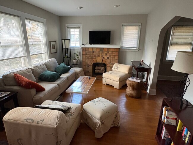 Living Room - 3219 Glengyle Ave Unit 2
