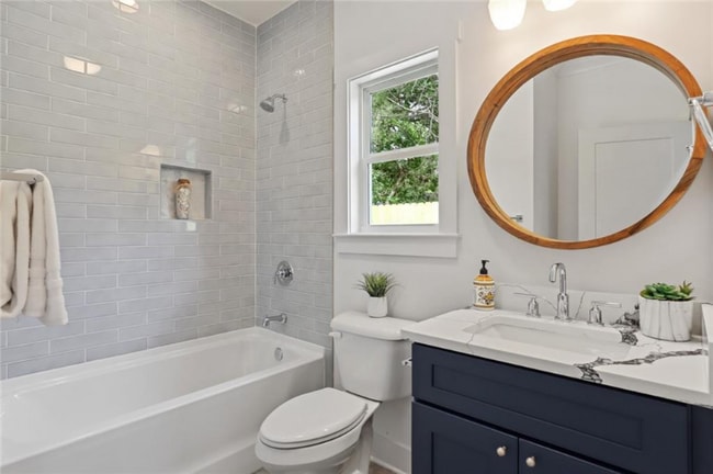 Photo - 496 Glenwood Pl SE