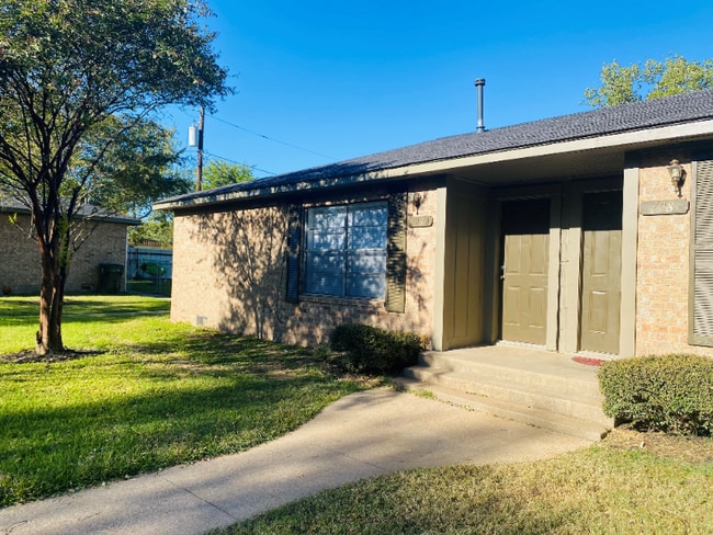 Building Photo - 108 Hardy St