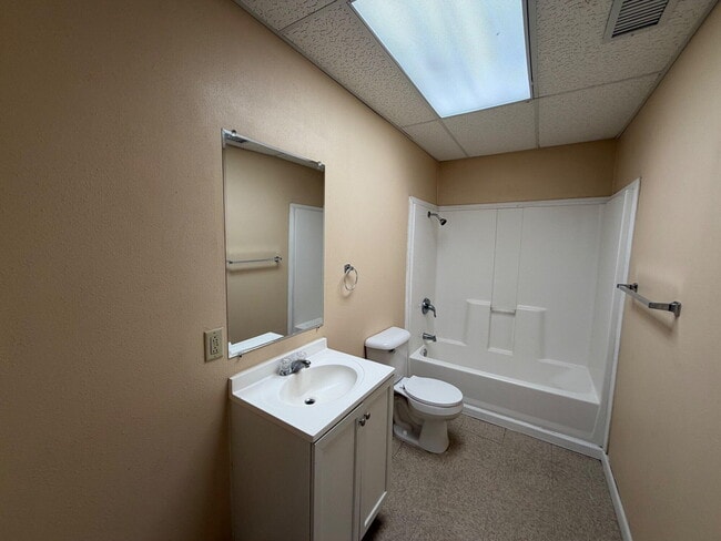 Photo - 1619 University Ave Unit 8