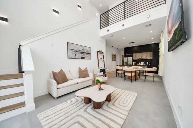 Photo - 2211 Staples St