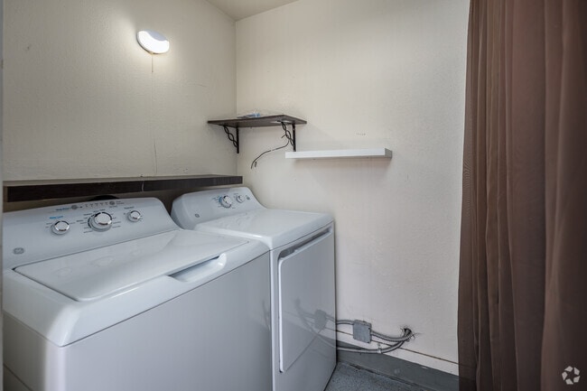 2 habitaciones, 1 baño - 875 pies cuadrados - Lavandería - Peacock Apartments