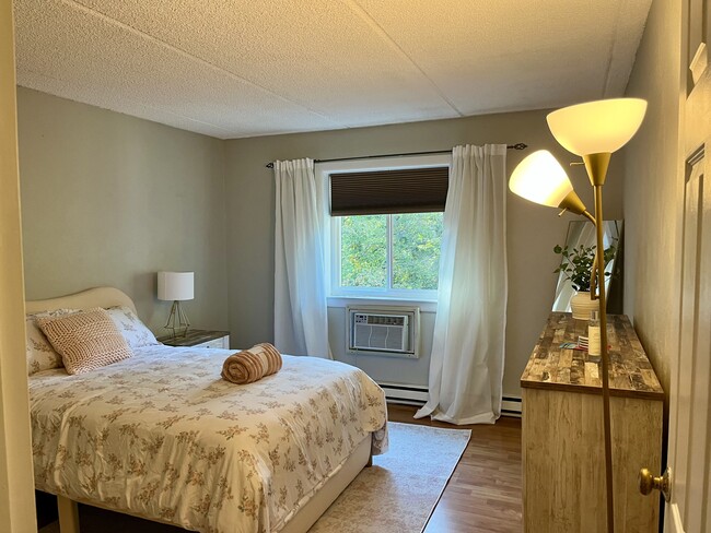 Nice size bedroom with large closet - 600 Campbell Cir Unit 7i
