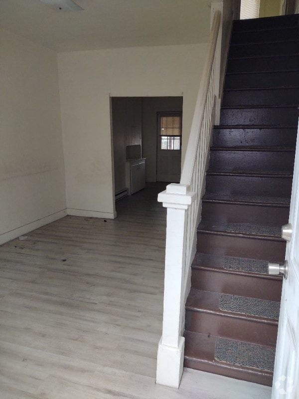 Building Photo - 52 Hallet St Rental