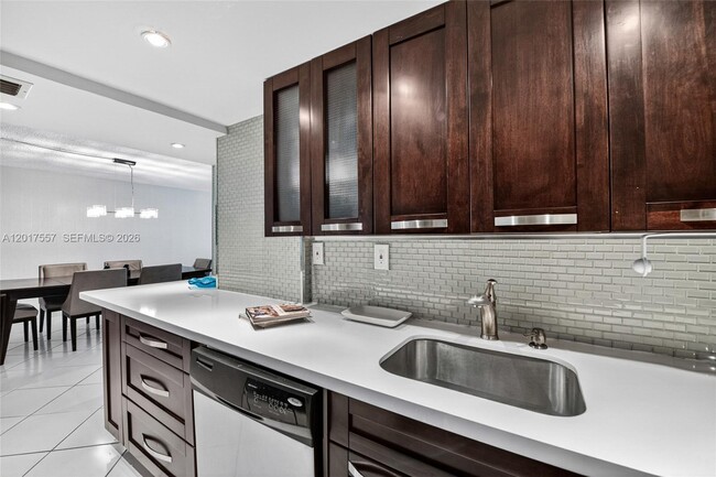 Building Photo - 2401 Collins Ave Unit 1107