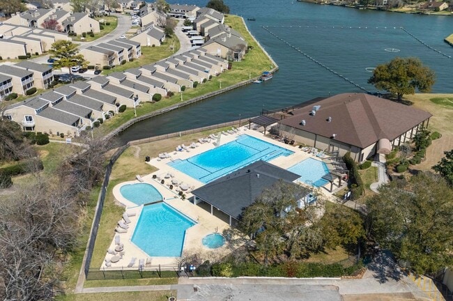 Building Photo - 228 April Waters Dr W