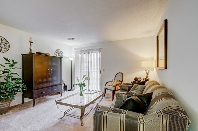 2BR, 2BA - 1,000SF - Living Room