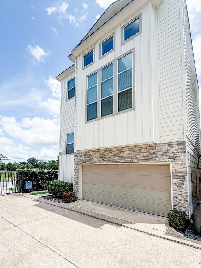 Photo - 1803 Crestdale Dr