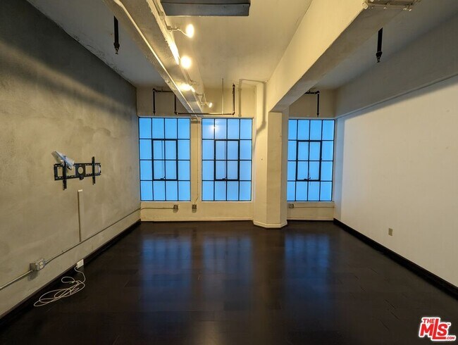 746 S Los Angeles St Unit 402