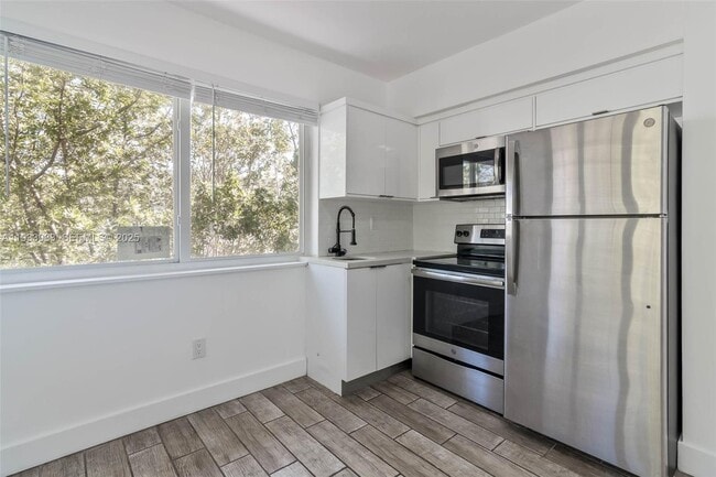 Building Photo - 2190 SW 14th Terrace Unit 6