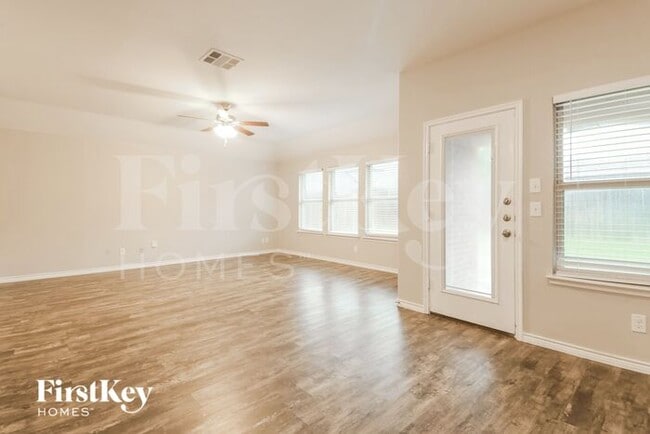 Photo - 573 Jamestown Ln