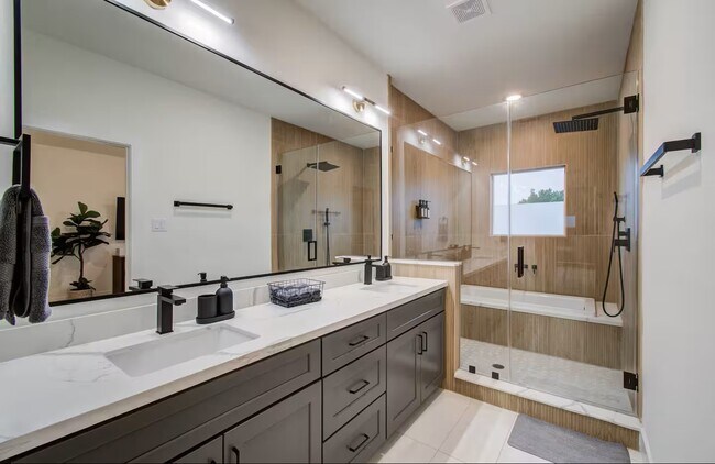 Photo - 3311 Daphne St