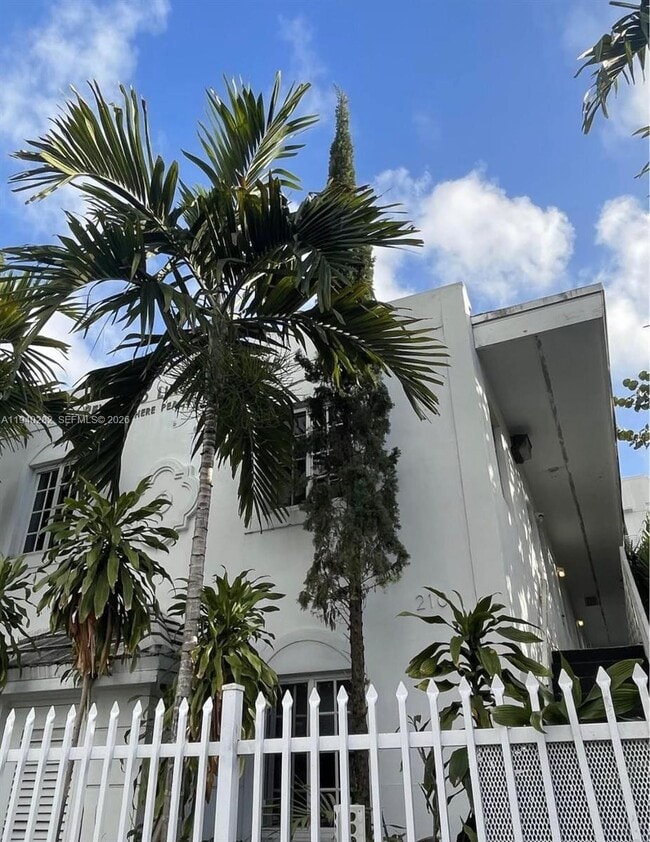 Building Photo - 210 NW 16th St Unit 4