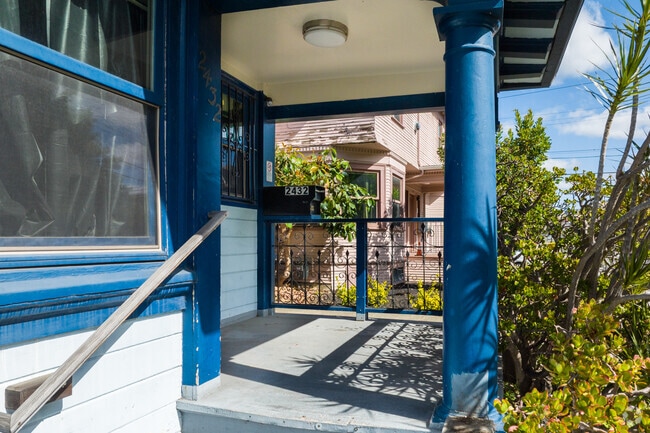Entrada - 2432 Milvia St