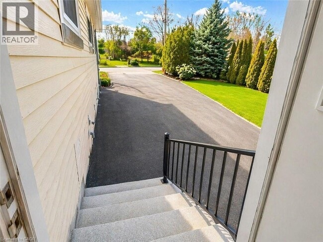 Photo - 33 Woolwich St N